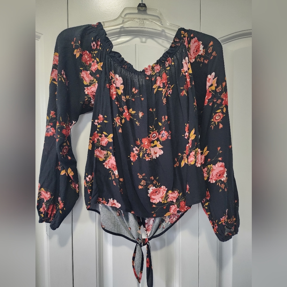 Ladies Sz Med Jolt top with tie at waist